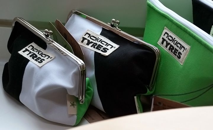 Les pochettes Nasta de Nokian Tyres sont fabriquées à Nokia par Nokian Nahkatuote Oy. Les matériaux utilisés pour ces pochettes incluent des anciens T-shirts Nokian Tyres et des anciennes chaussures de ski que Globe Hope avait en stock.