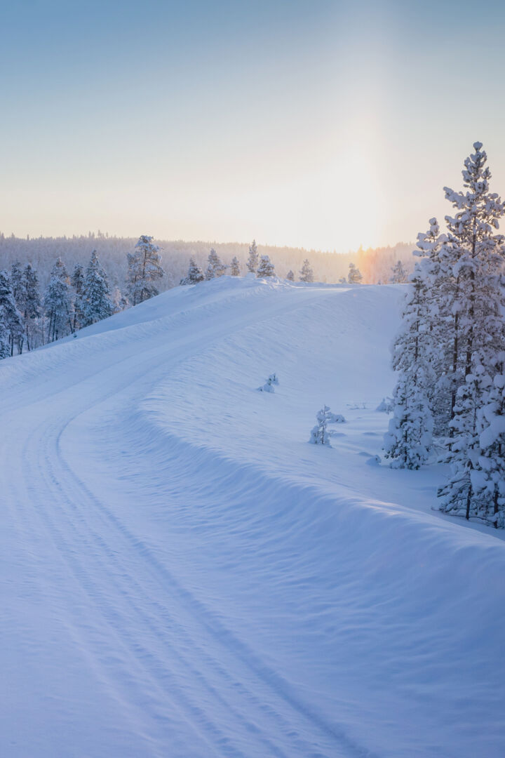 auto kuvattuna ikkunan heijastuksesta