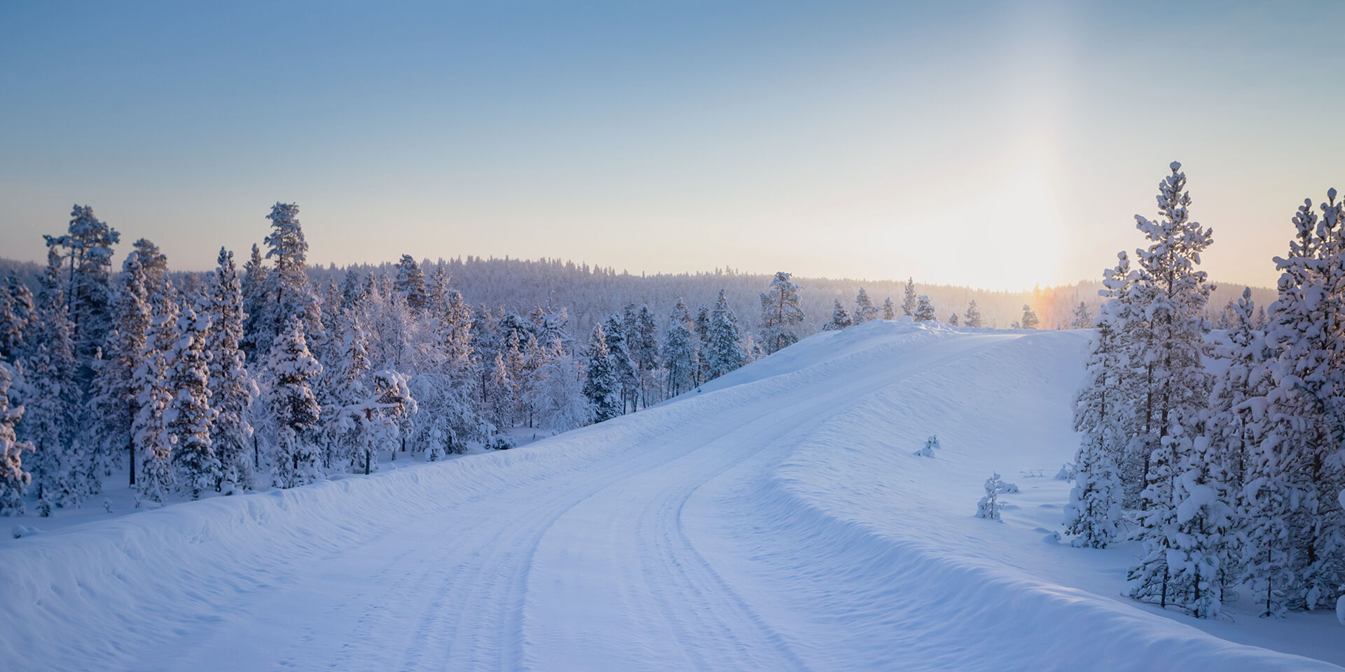 auto kuvattuna ikkunan heijastuksesta