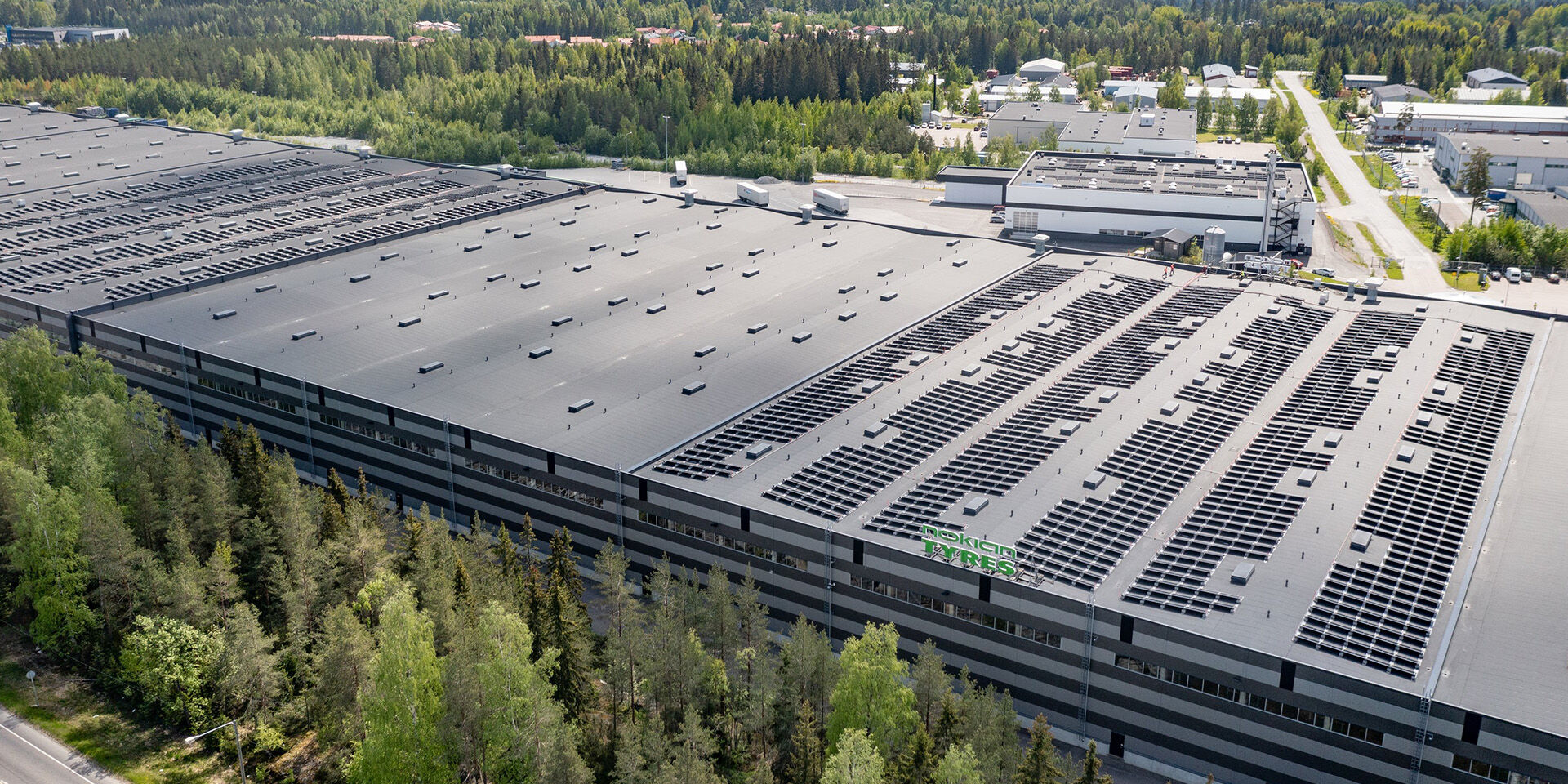 Aurinkopaneeleja logistiikkakeskuksen katolla