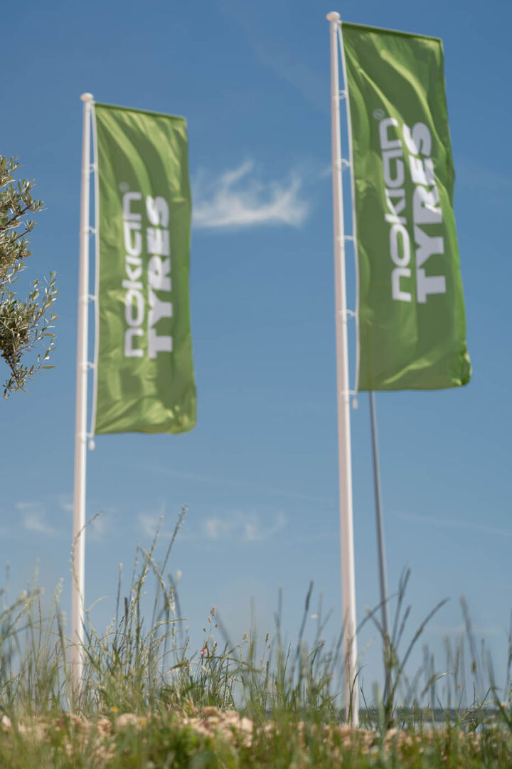 Nokian Renkaiden lippuja rivissä