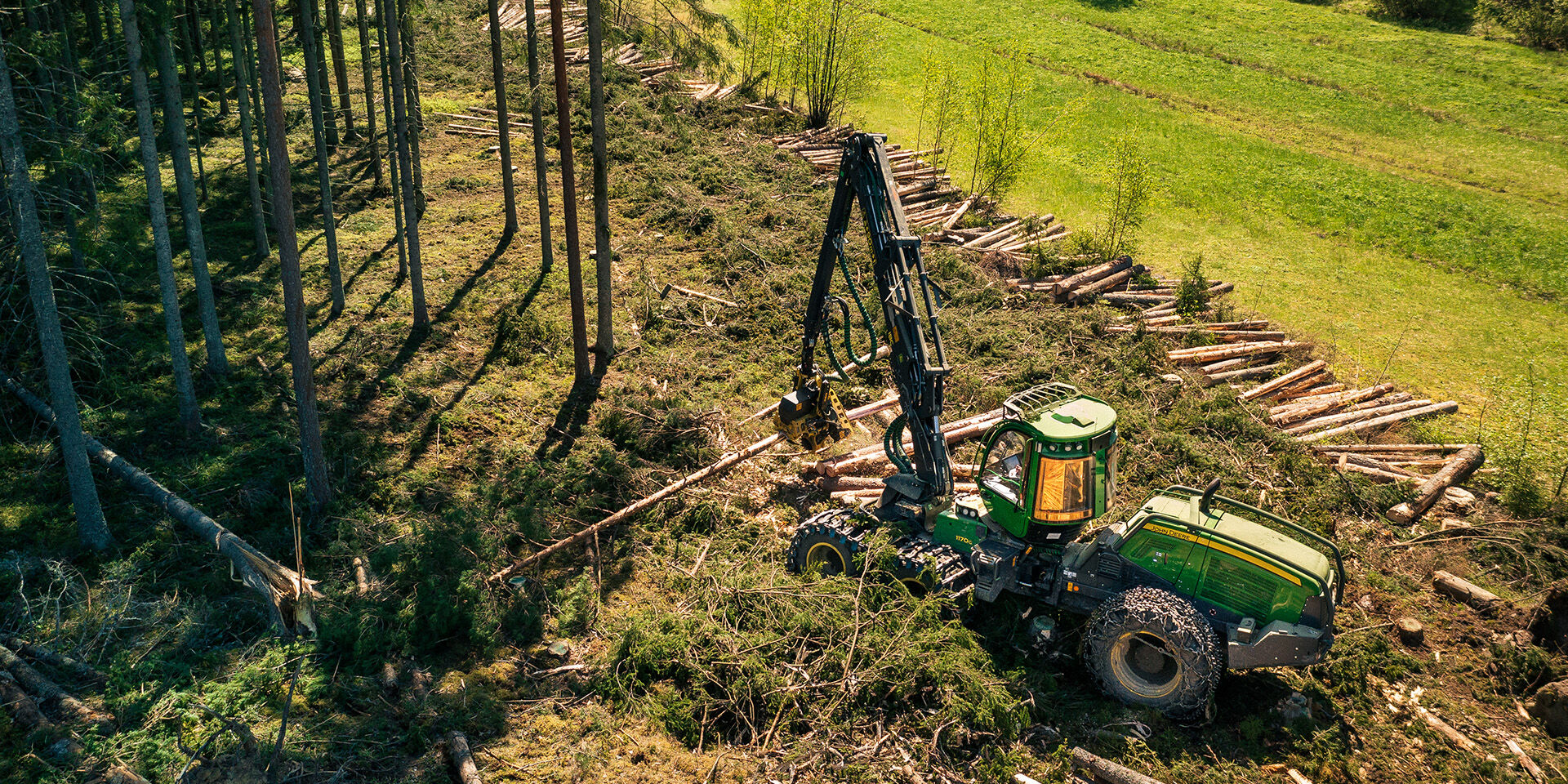 Metsäkone hakkuutyössä