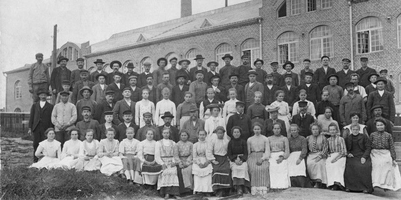 Gummitehdas workers in front of the factory in 1907. 