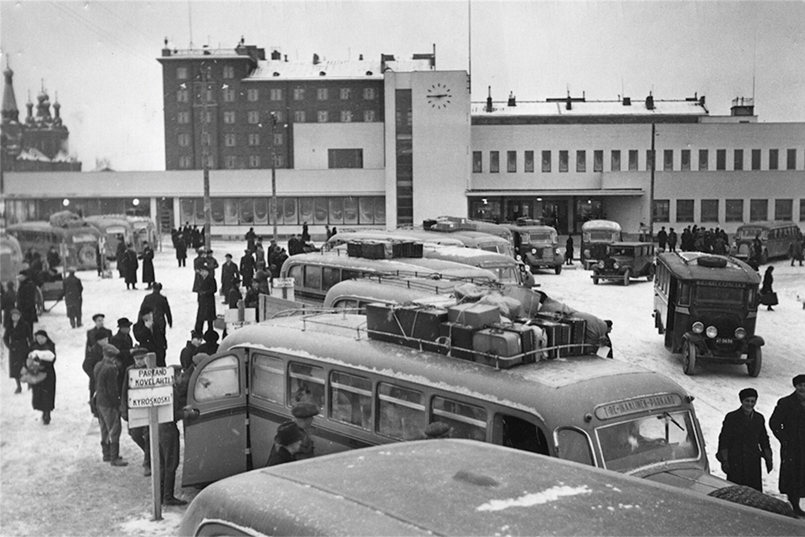 Busseja Tampereen bussiaseman ulkopuolella