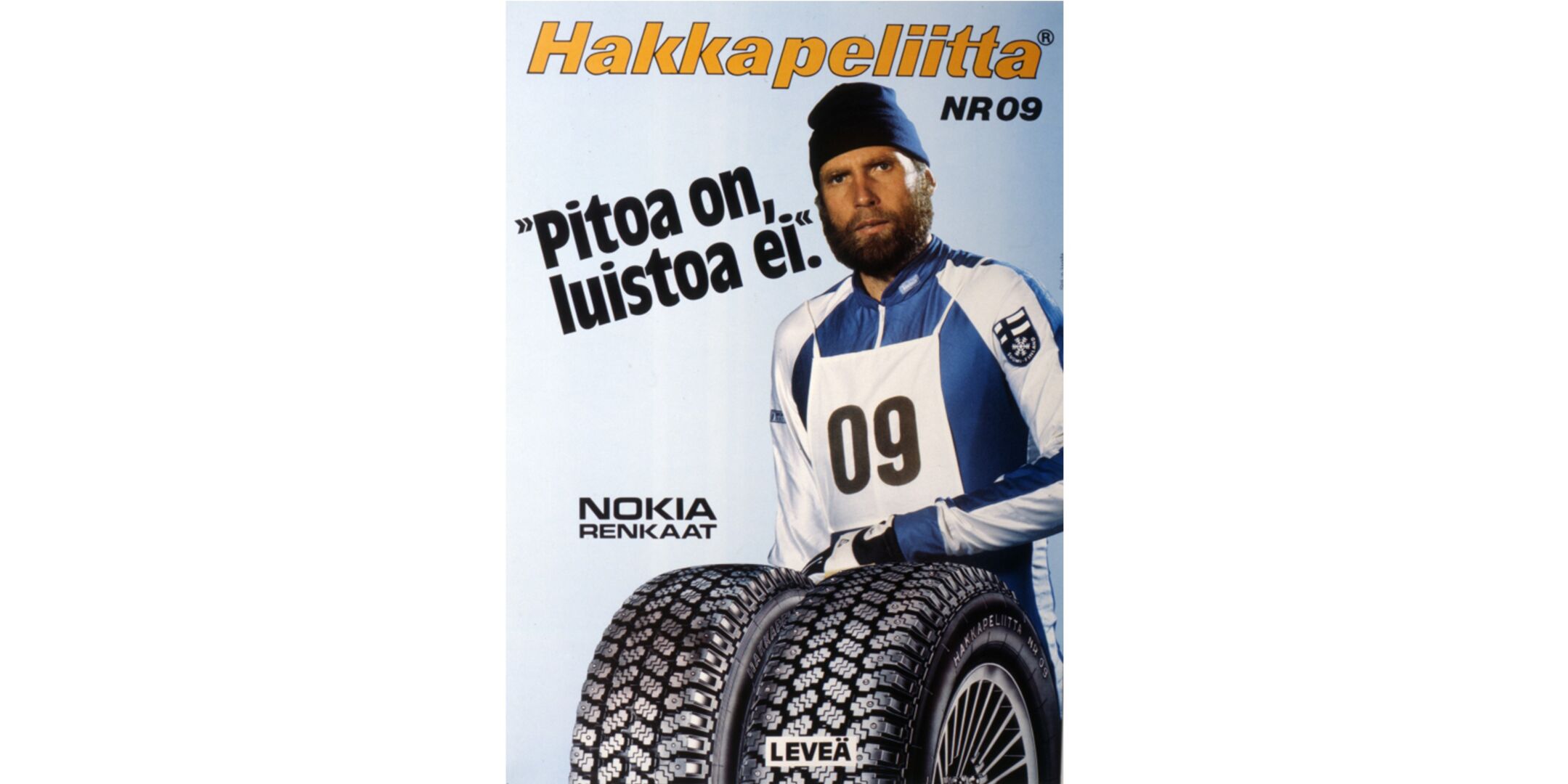 Urheilija poseeraa mainosta varten renkaiden kanssa