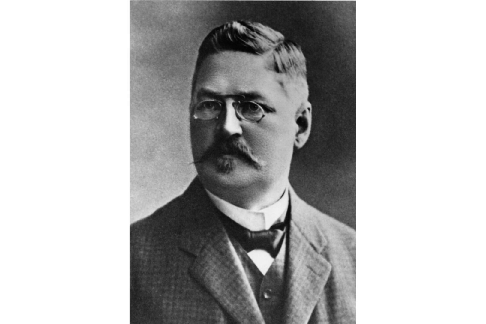 An old photo of a mustachioed man in glasses, Eduard Polón.