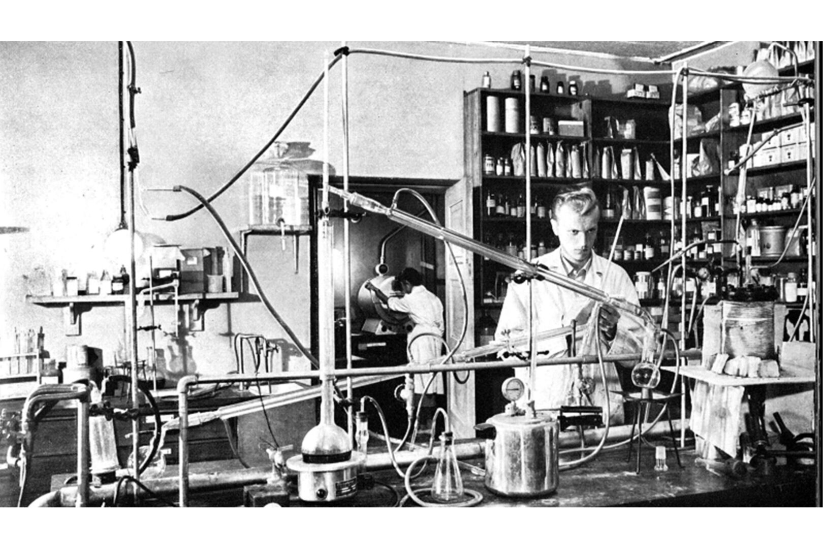 Henkilö työskentelemässä laboratoriossa