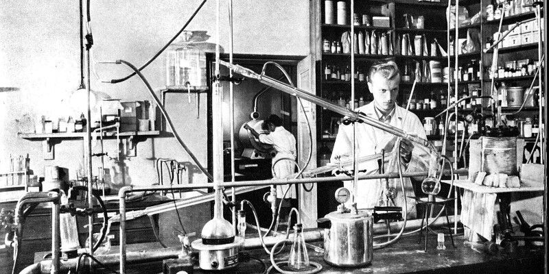Henkilöä työskentelemässä laboratoriossa