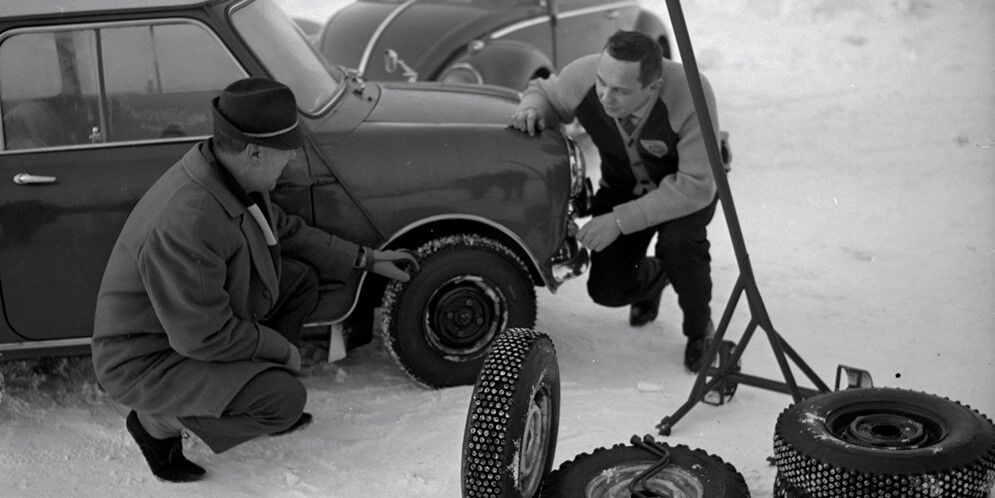 Kaksi henkilöä vaihtamassa autoon renkaita