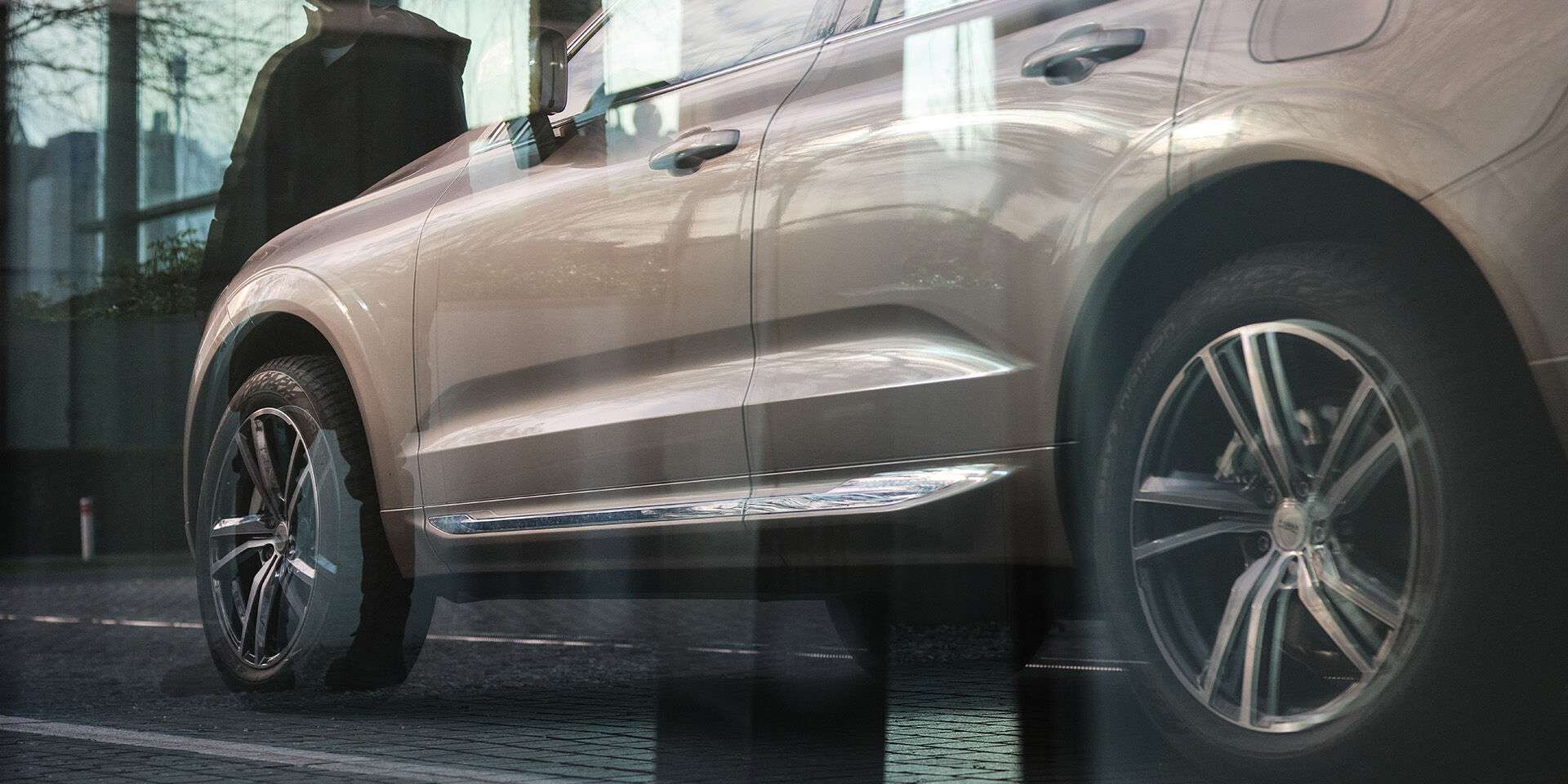 auto kuvattuna ikkunan heijastuksesta