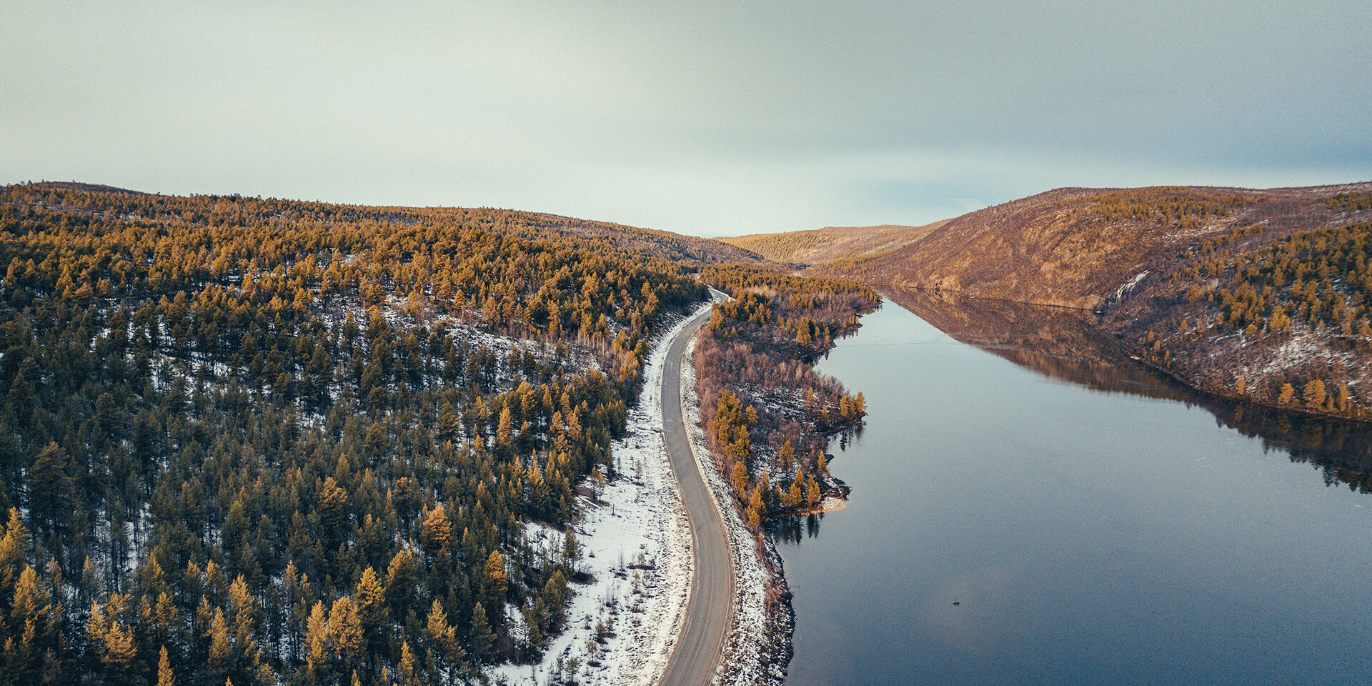 talvinen tie järven vieressä