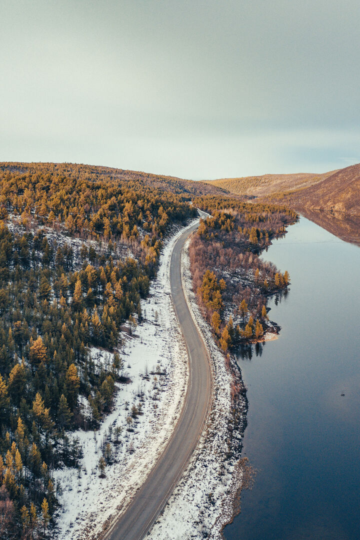 talvinen tie järven vieressä