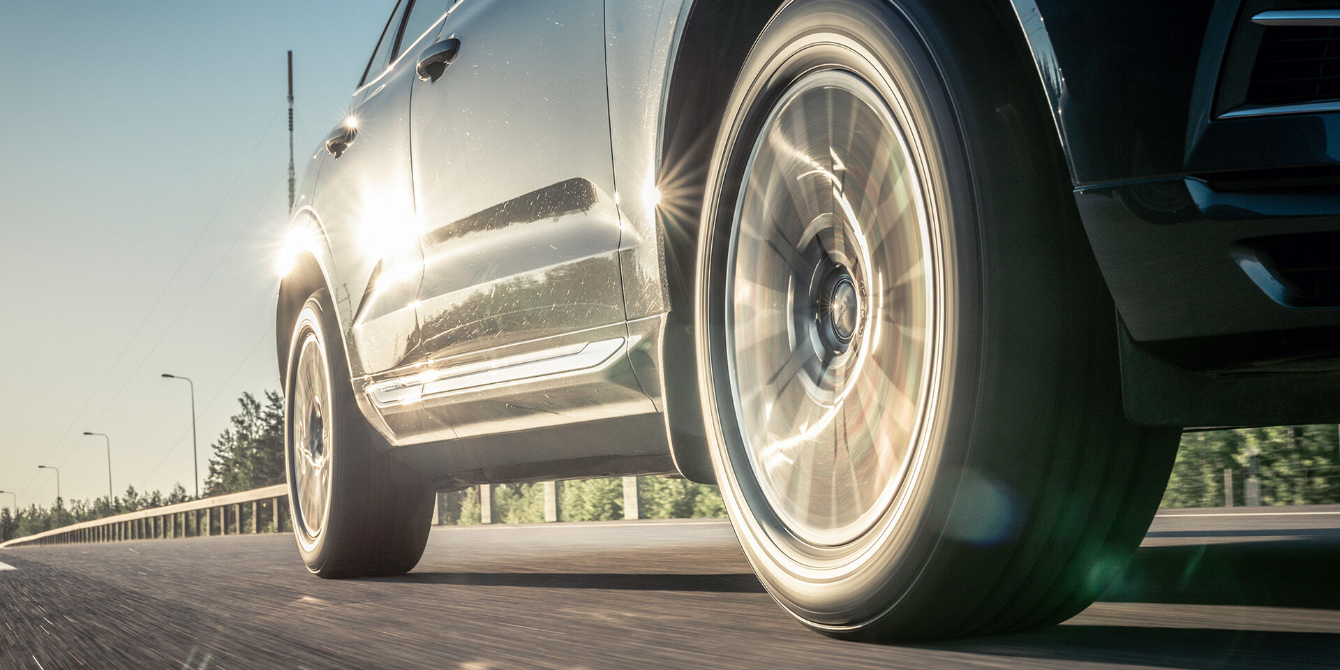 Nokian Renkaiden renkaat ja henkilöauto maantiellä
