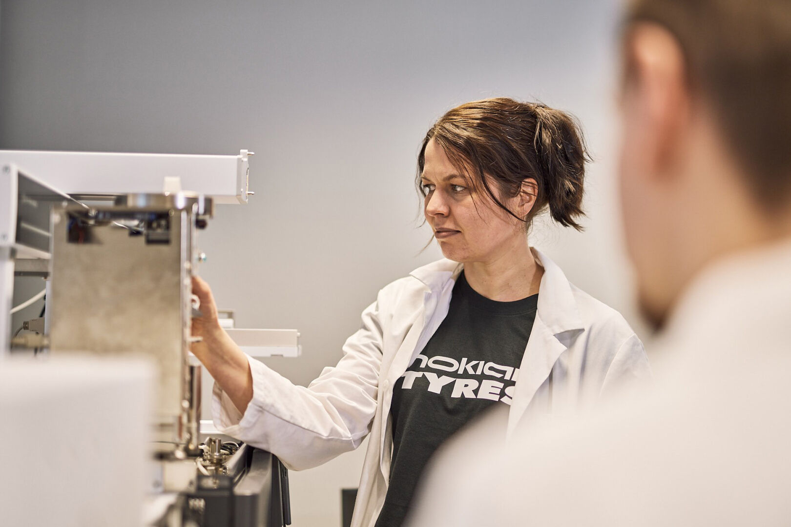kaksi Nokian Renkaiden laboratorion työntekijää keskustelemassa