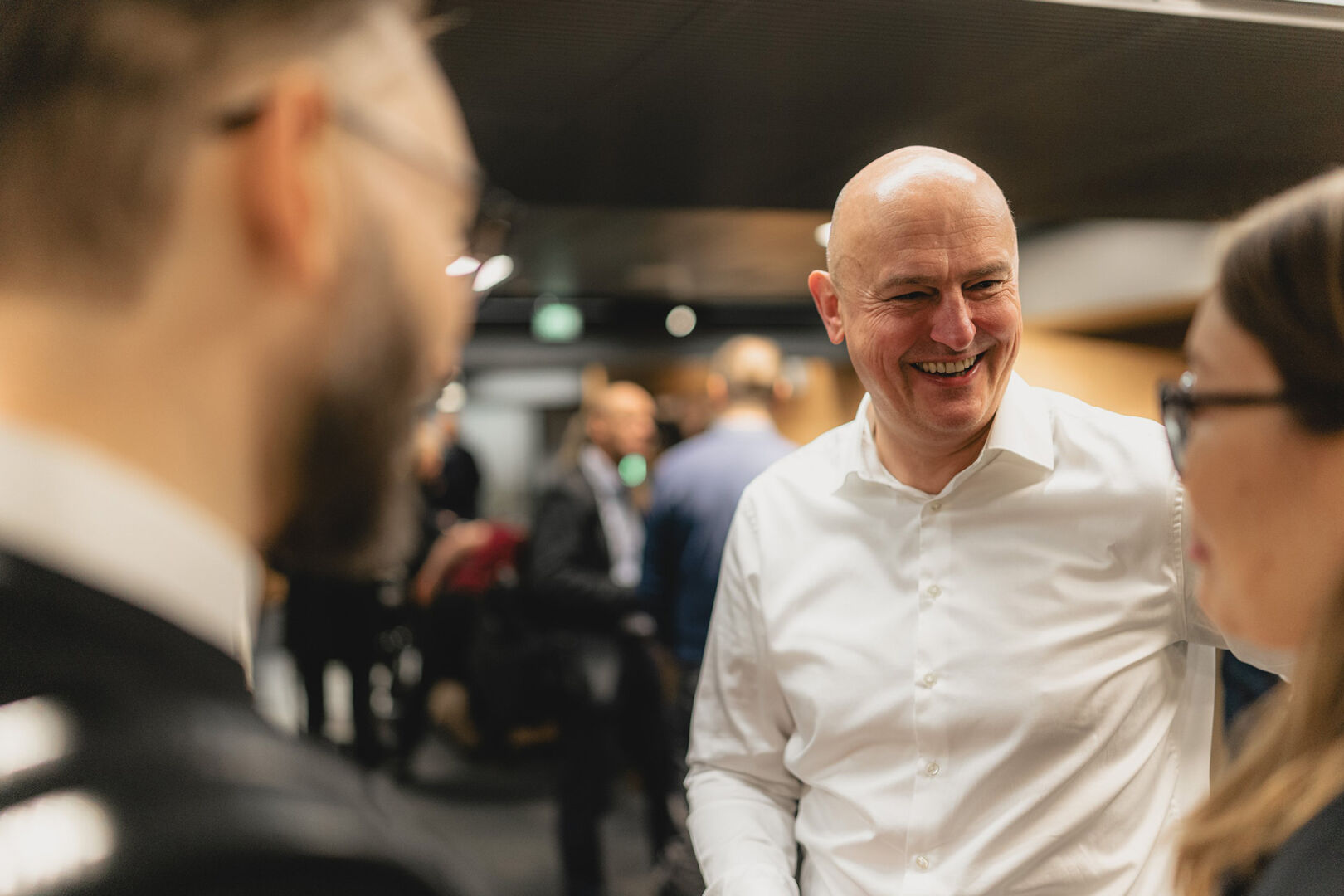 Nokian Renkaiden johtoryhmäläinen keskustelemassa työntekijöiden kanssa