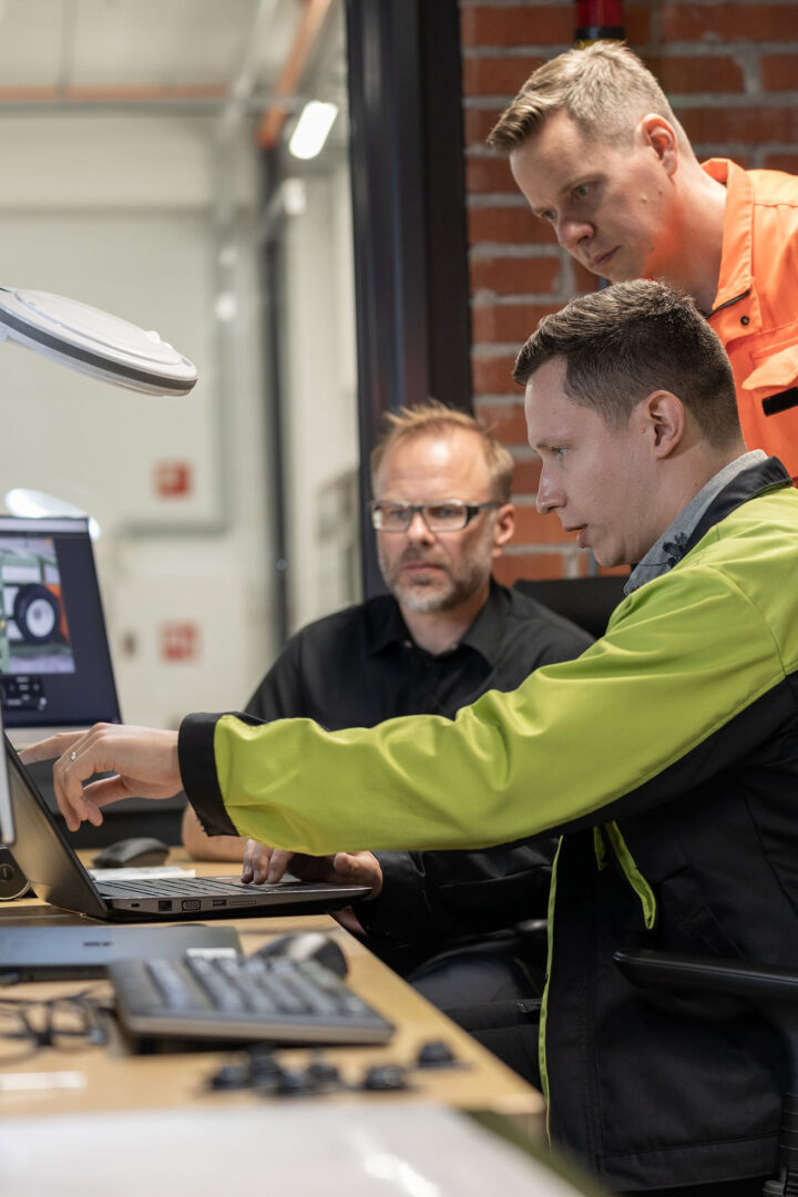 Kolme Nokian Renkaiden tiimiläistä työskentelee yhdessä 