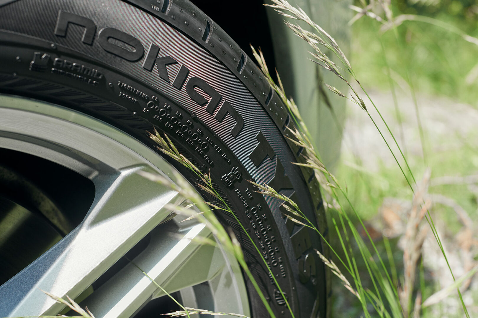 Nokian Renkaiden rengas korkeassa nurmikossa