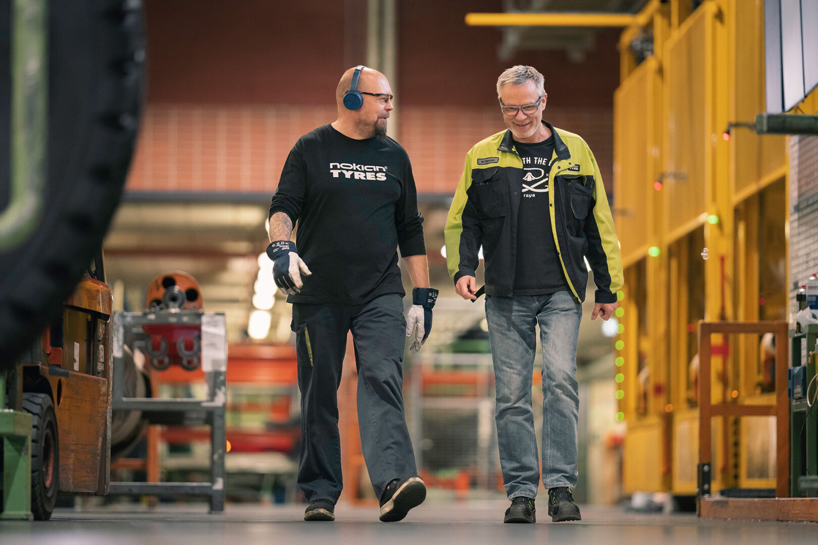 kaksi Nokian Renkaiden työntekijää keskustelemassa