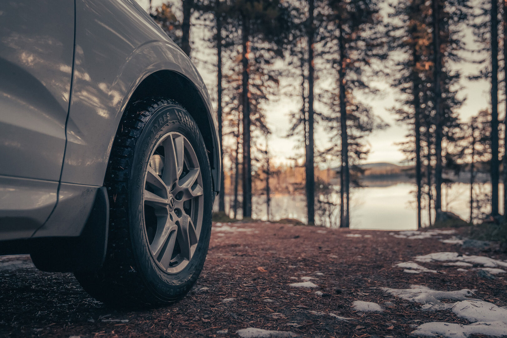 auto kuvattuna järven äärellä talvella