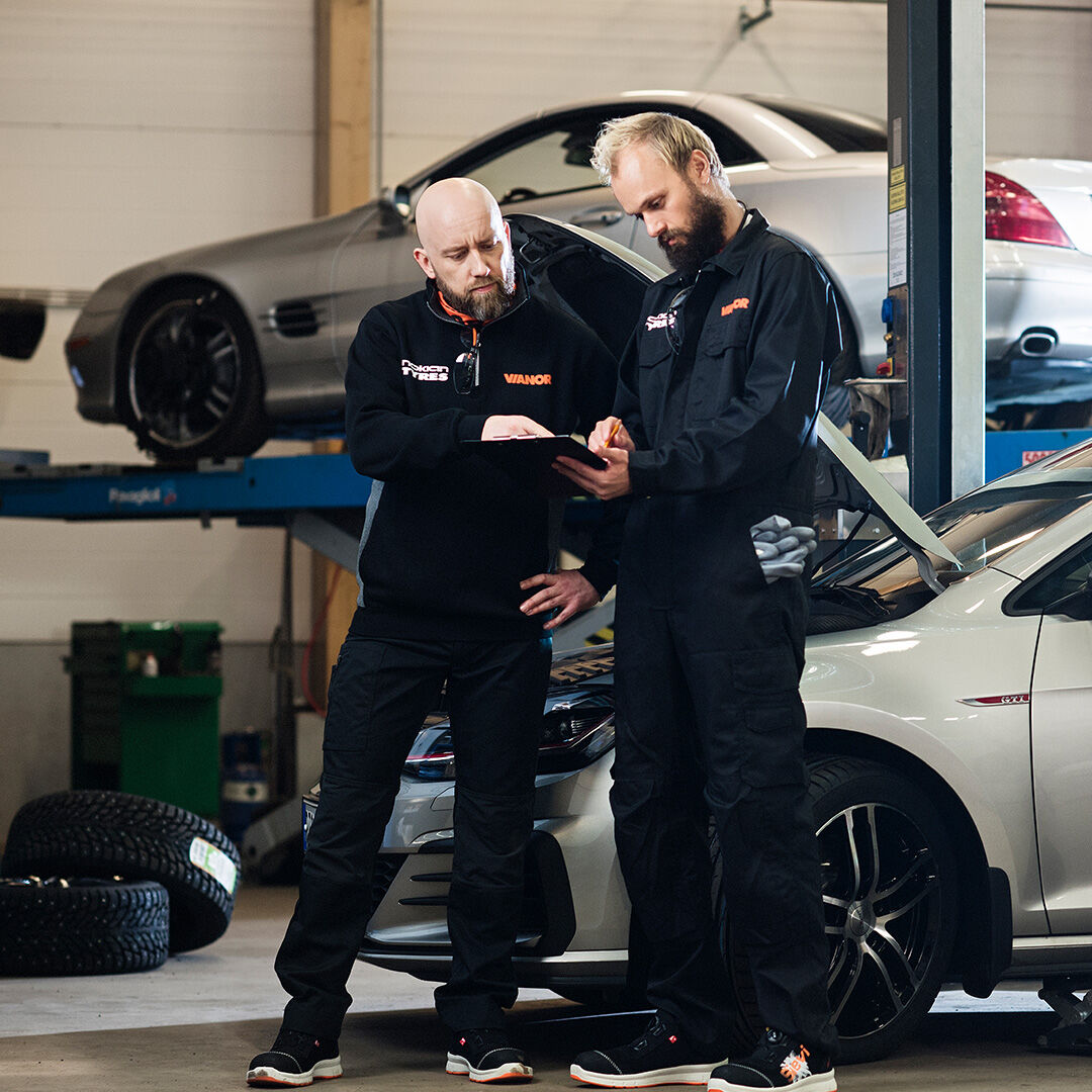 Two men in Vianor autorepairing hall