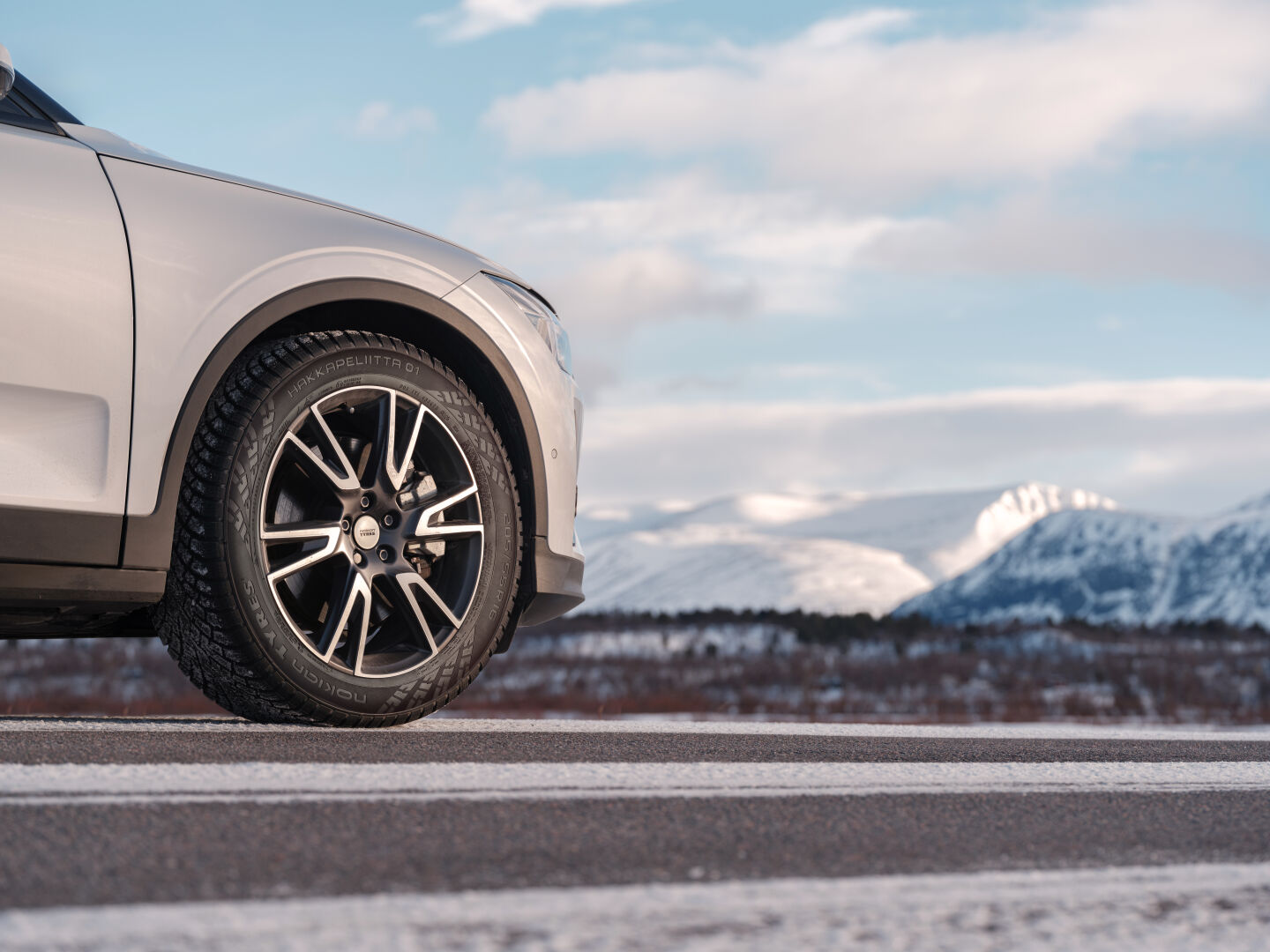 Nokian Tyres Hakkapeliitta 01 -nastarengas talvimaisemassa