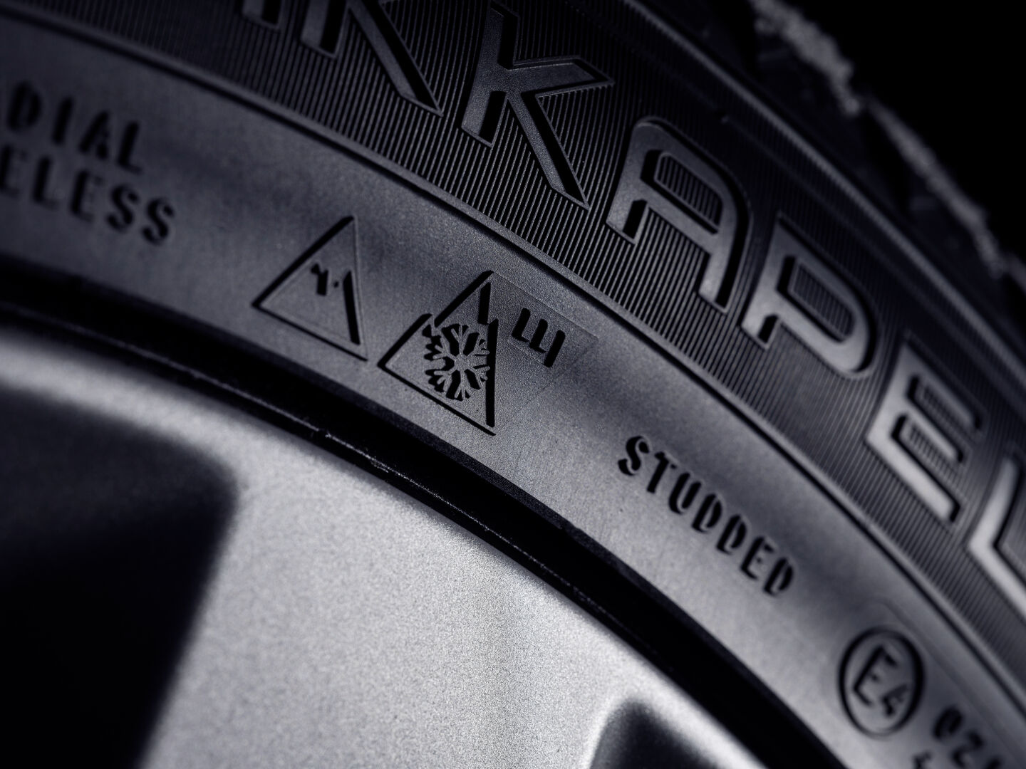 Lumi- ja jääpitomerkinnät talvirenkaan sivupinnassa