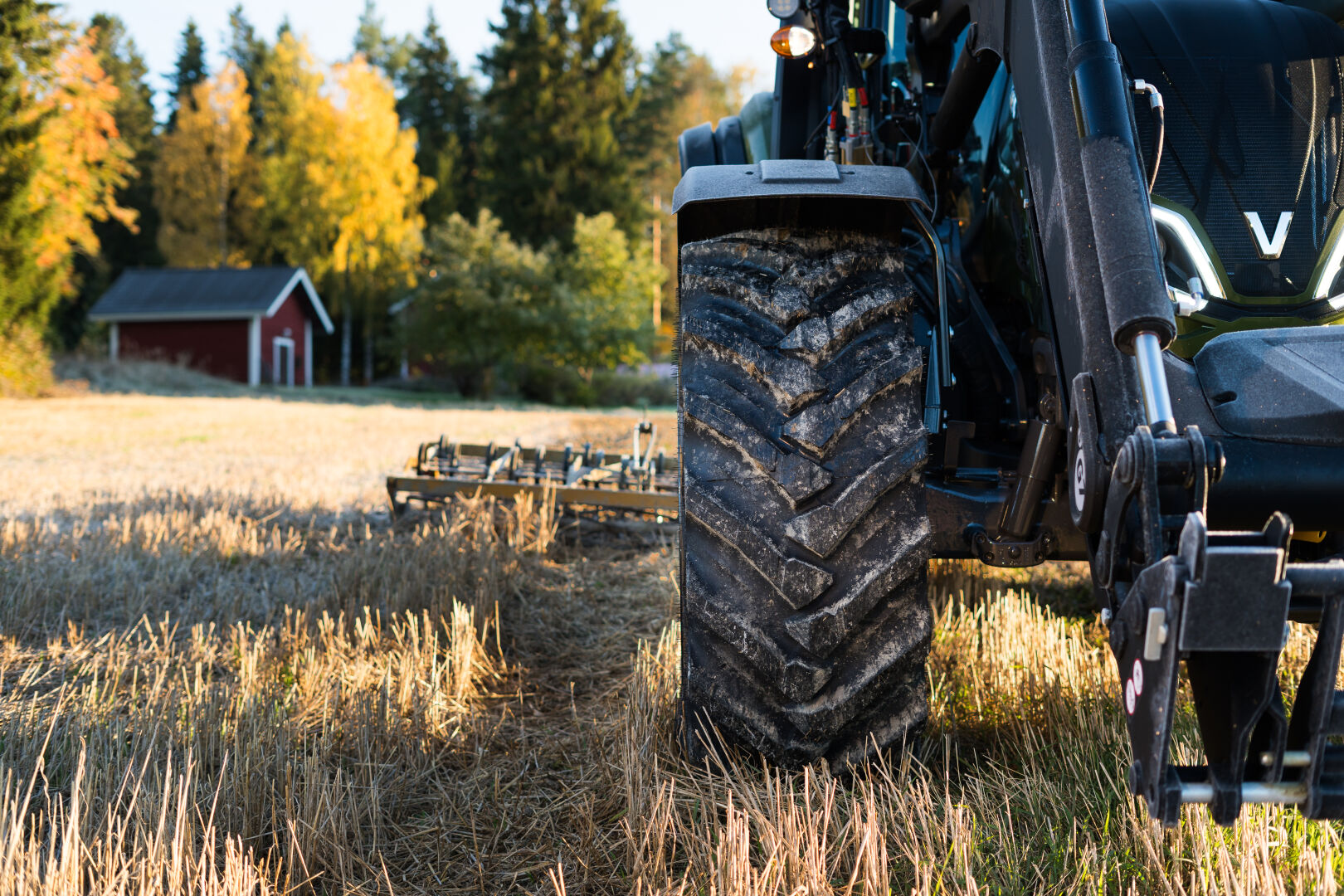 Nokian Tyres traktorinrengas traktorissa, joka on pelolla