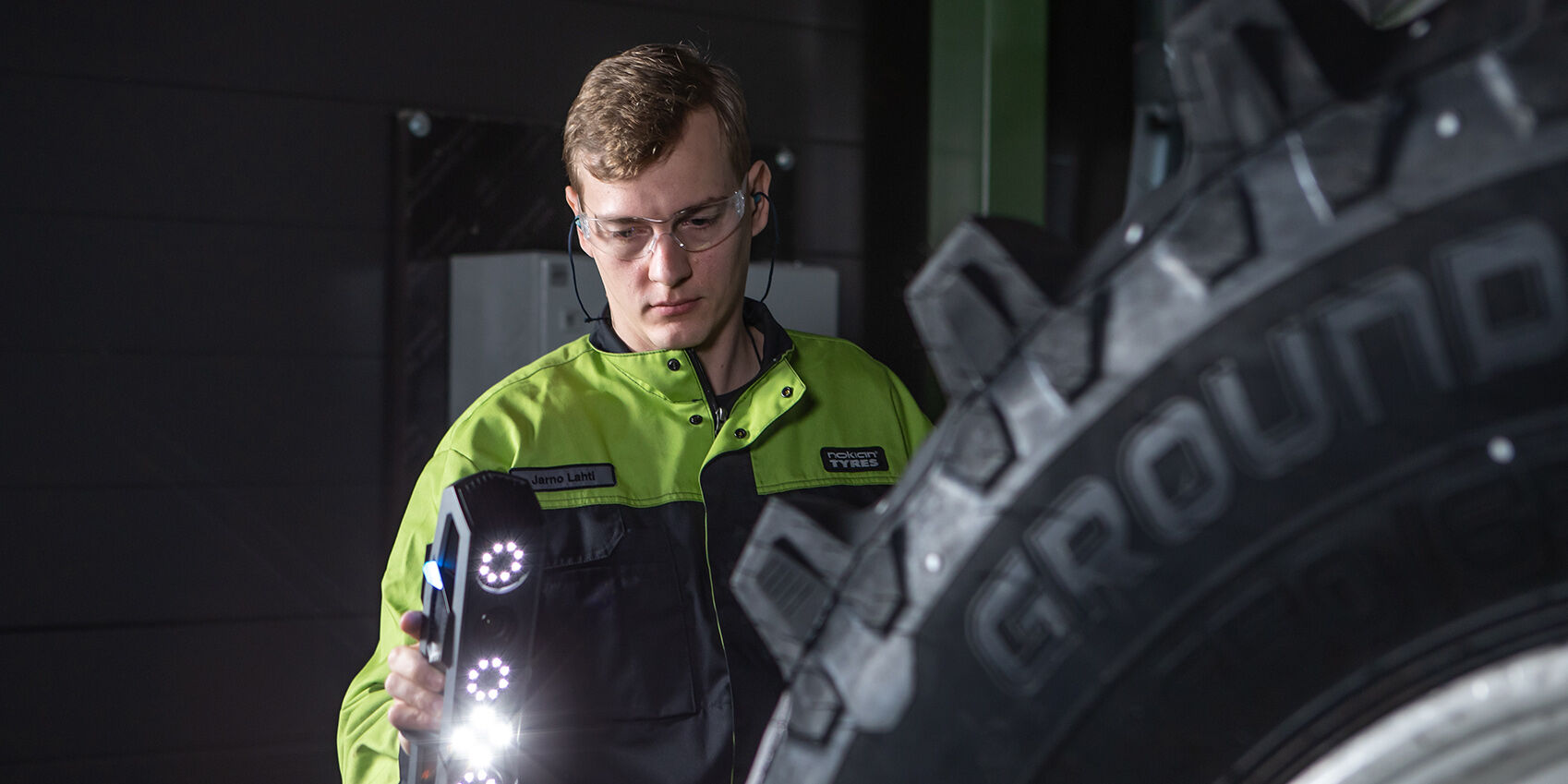 Nokian Renkaiden tuotekehityksen työntekijä tutkii rengasta