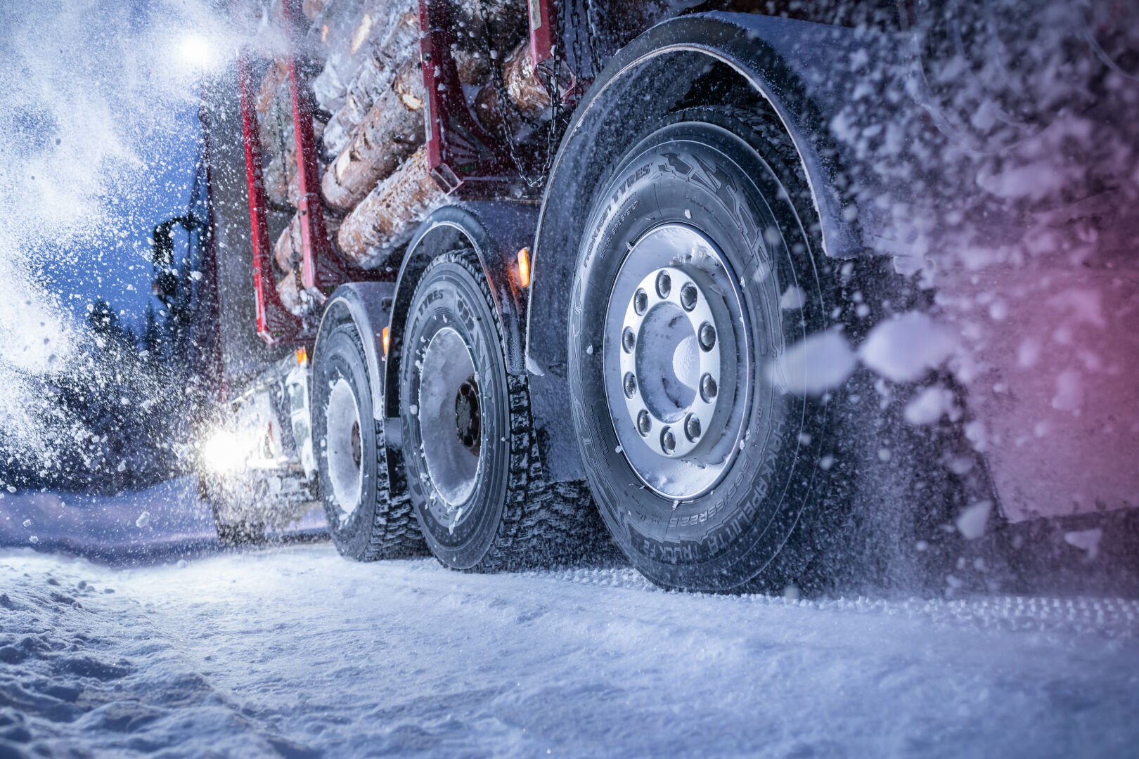 Nokian Tyres kuorma-auton rengas rekan alla, joka ajaa lumessa