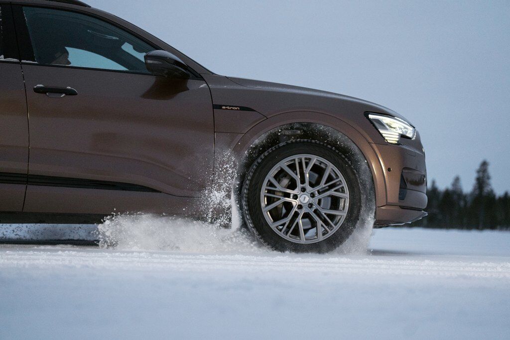 Nokian Tyres Nokian Renkaat sähköautolla ajetaan lumessa