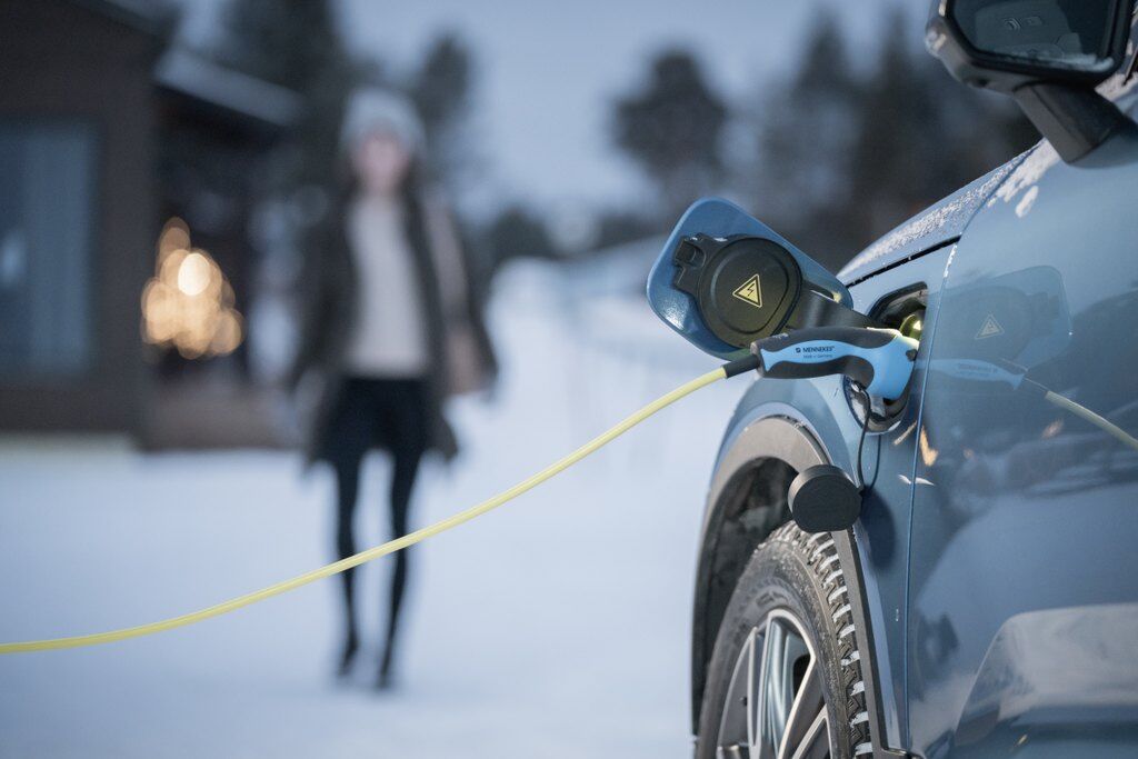 Nokian Tyres Nokian Renkaat sähköautoa ladataan talvella