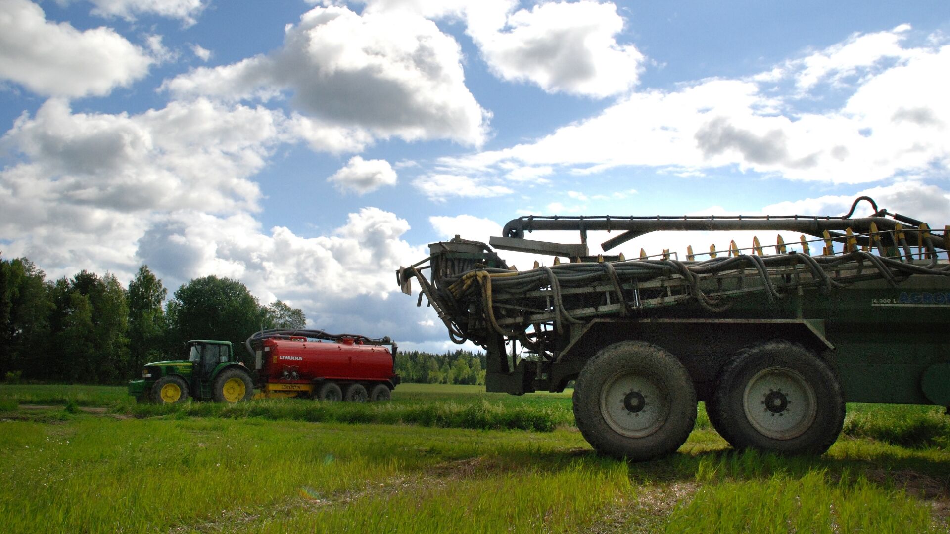 Nokian Tyres ELS flotation tires on a manure spreader fertilizing the field