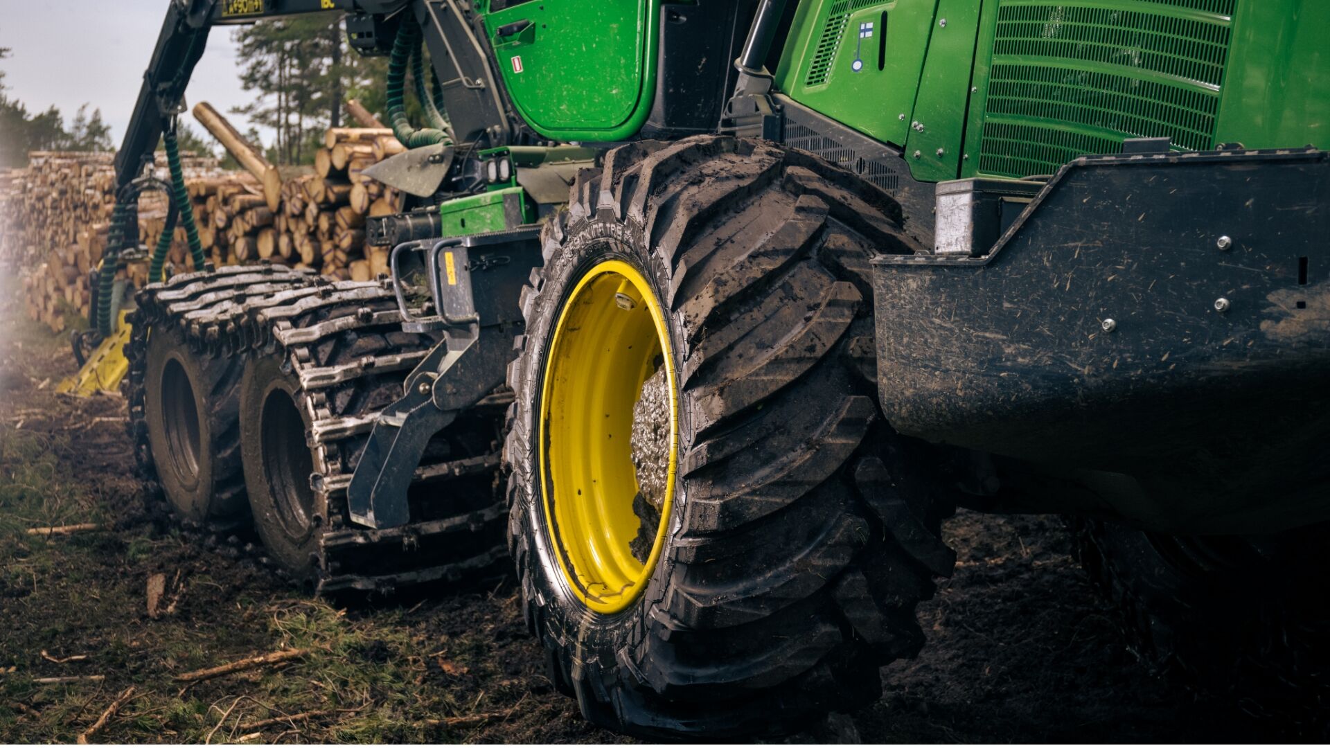 Una imagen en primer plano de Nokian Tyres Forest King TRS 2 con las orugas puestas