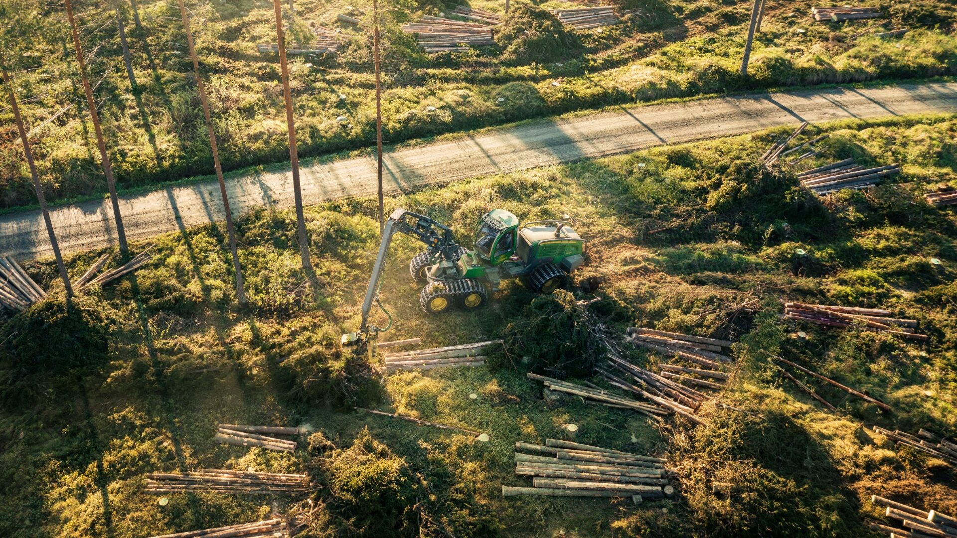 Una imagen de arriba de Nokian Tyres Forest King TRS 2+ con cadenas puestas
