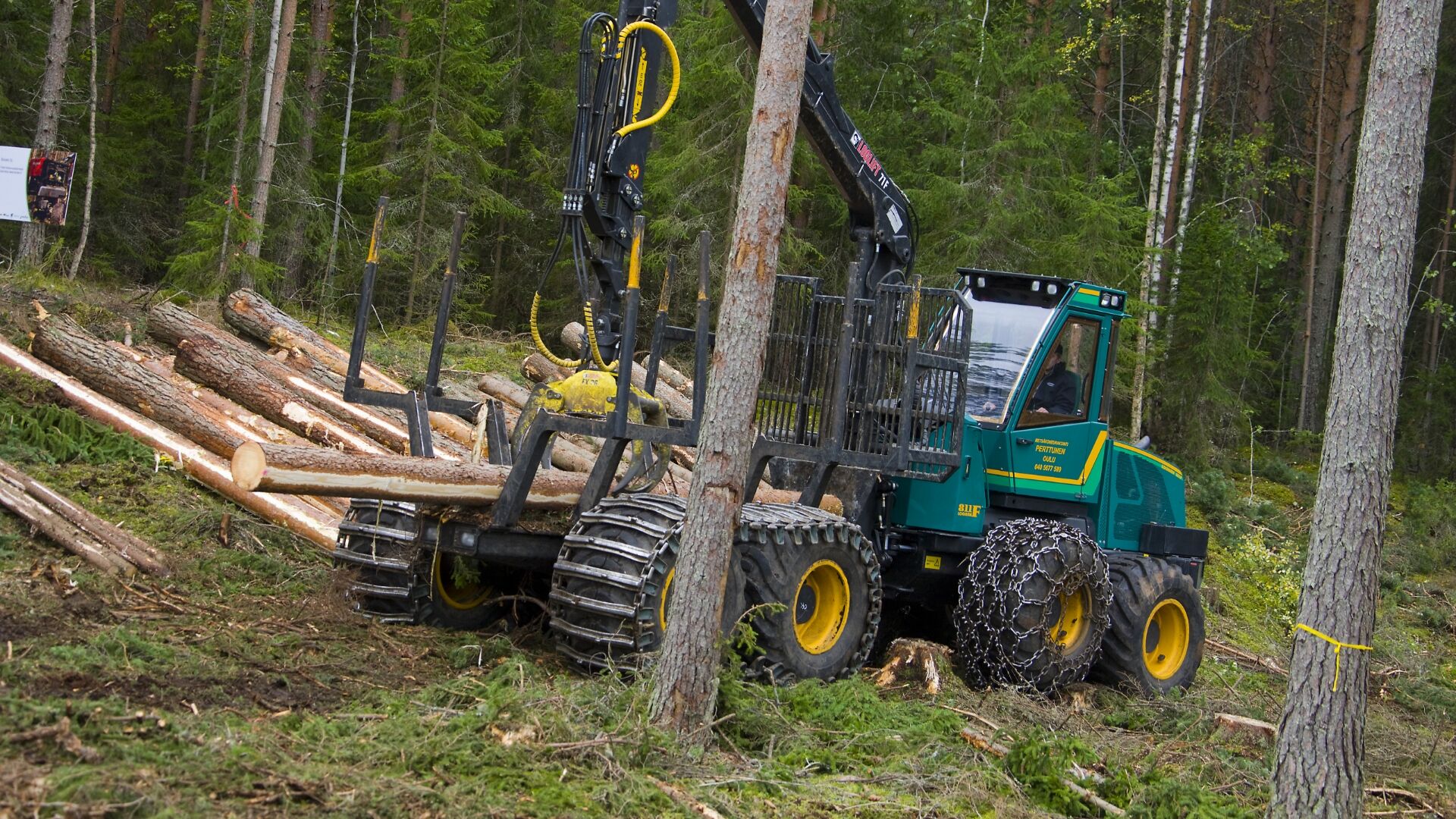 Loading timber with chains on Nokian Tyres TRS L-2 