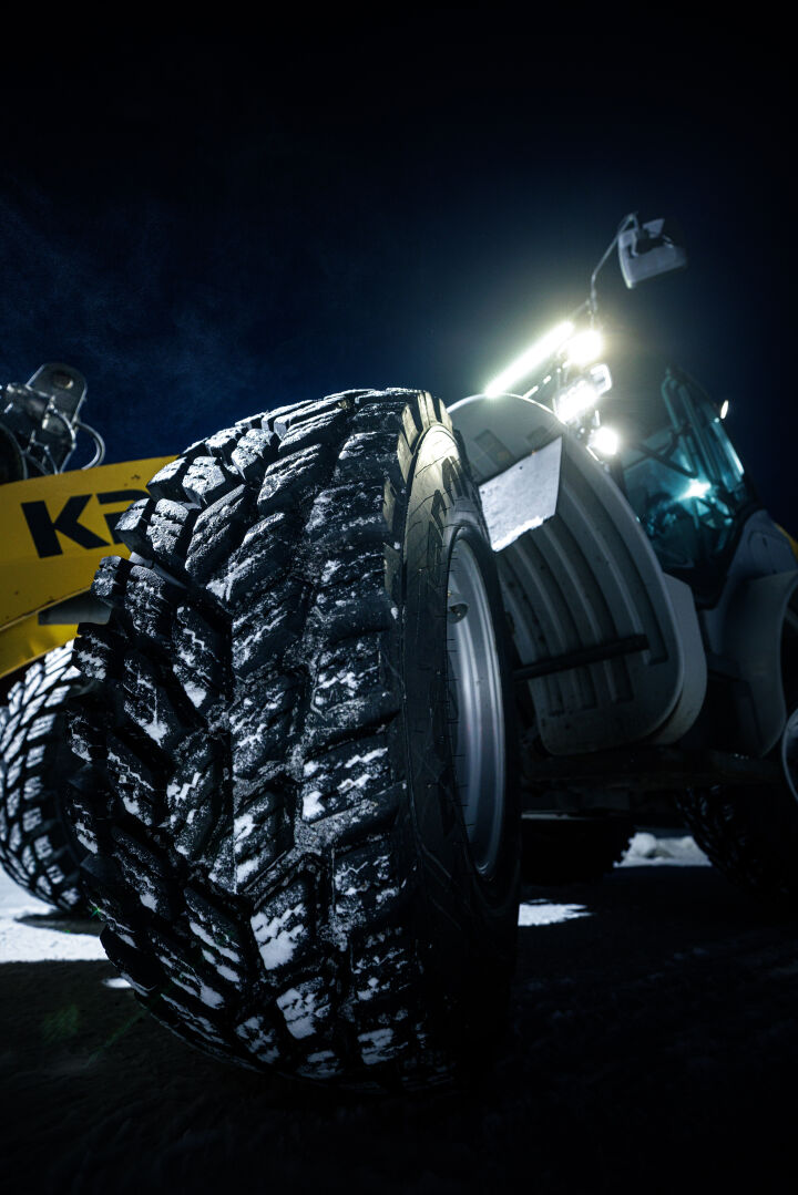 Lähikuva Nokian Tyres Hakkapeliitta TRI -renkaasta lumessa.
