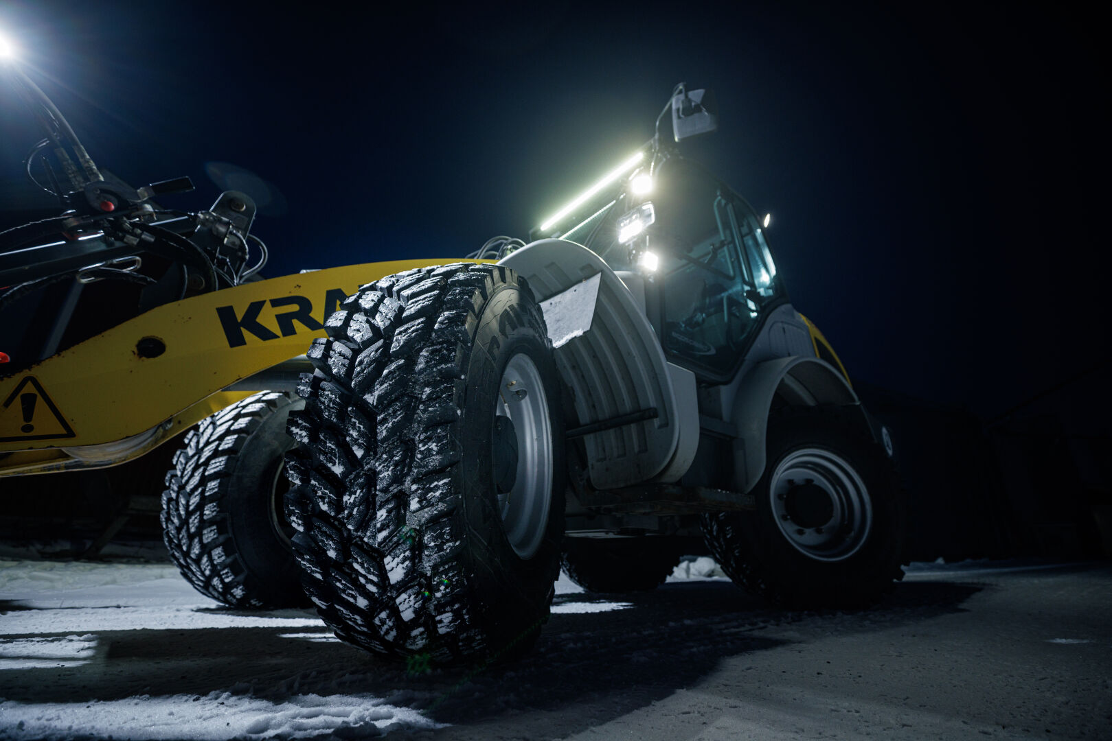 Nokian Tyres Hakkapeliitta TRI käytössä traktorissa lumisessa ympäristössä.