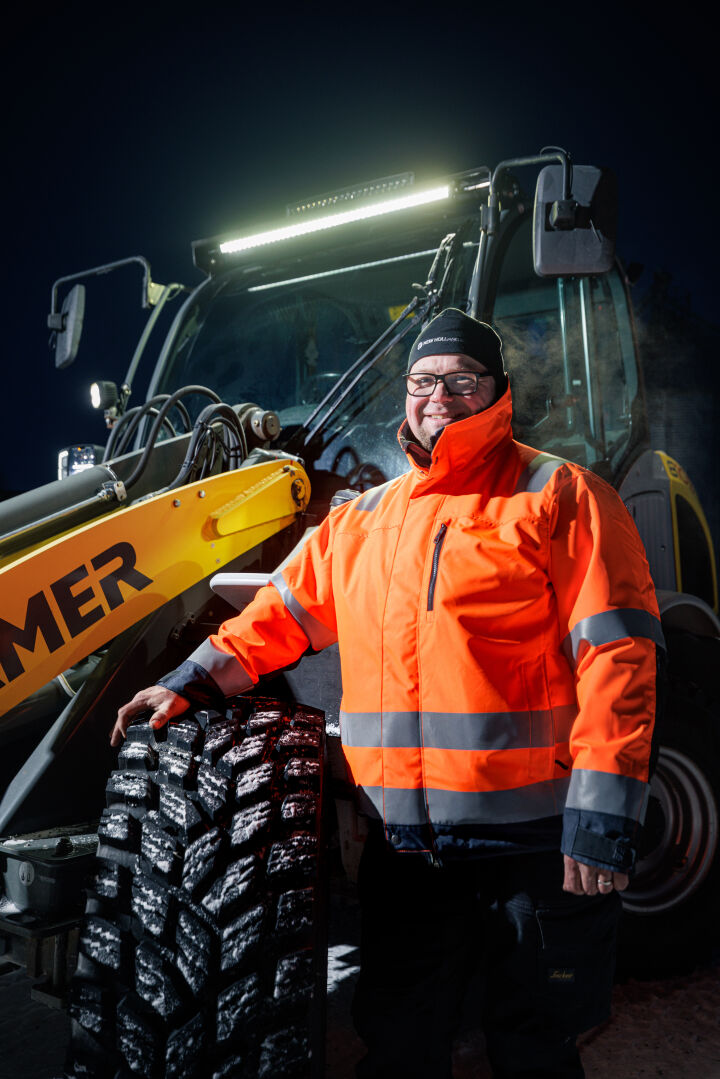 Herra Makkonen seisoo traktorin edessä, jossa on Nokian Tyres Hakkapeliitta TRI -renkaat.