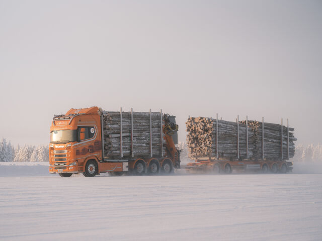 Nokian Raskaat Renkaat mukana kehittämässä talviliikenteen turvallisuutta – jarrutusmatkoja testattiin Pudasjärvellä