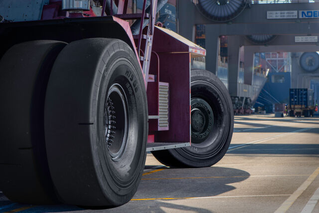 Long-lasting front tire for reach stackers – the smooth, extra-deep tread of the new Nokian Tyres HTS G2 L-5S harbor tire offers hard-wearing safety