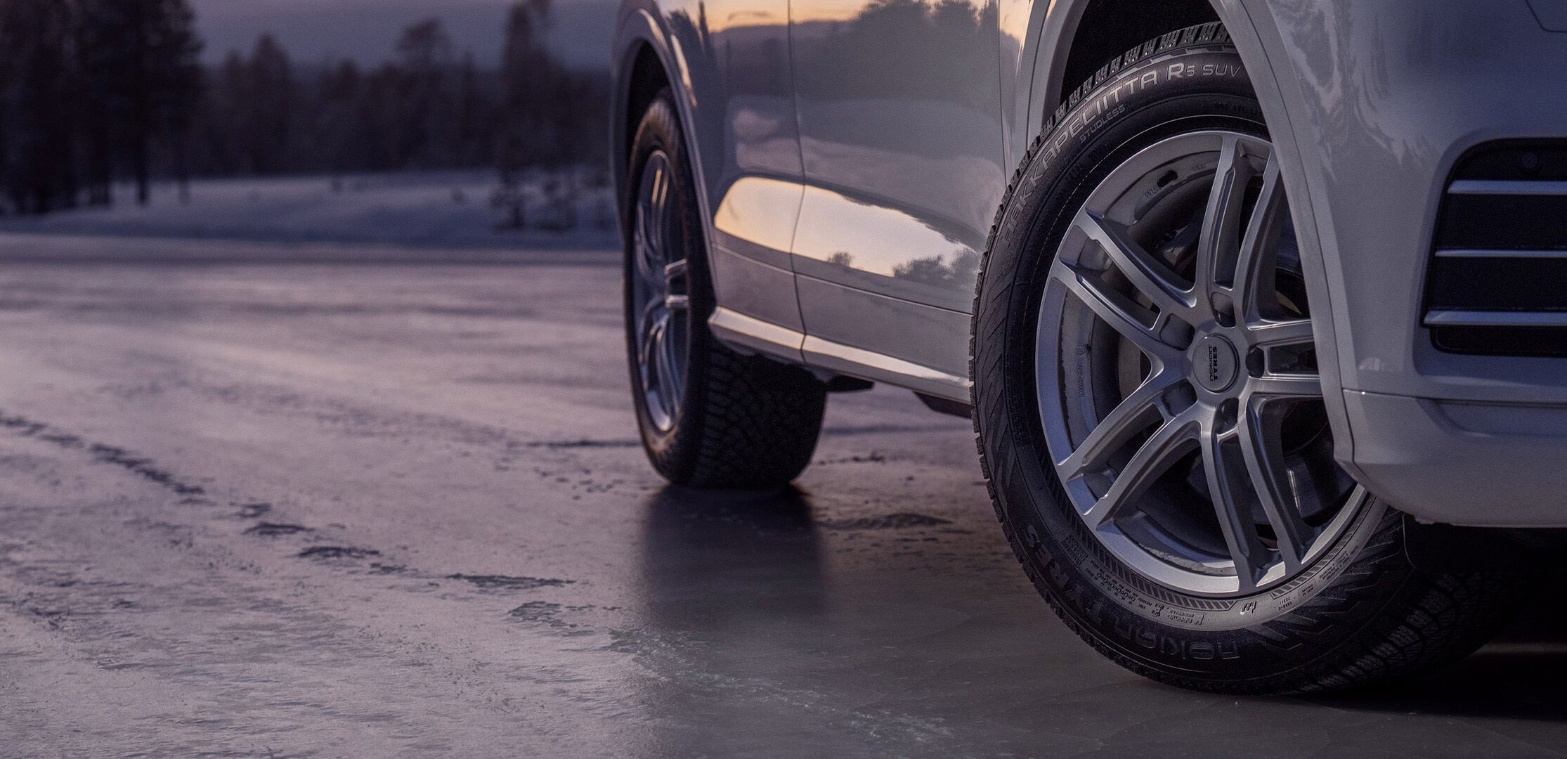 Lähikuva renkaasta jäisellä pinnalla